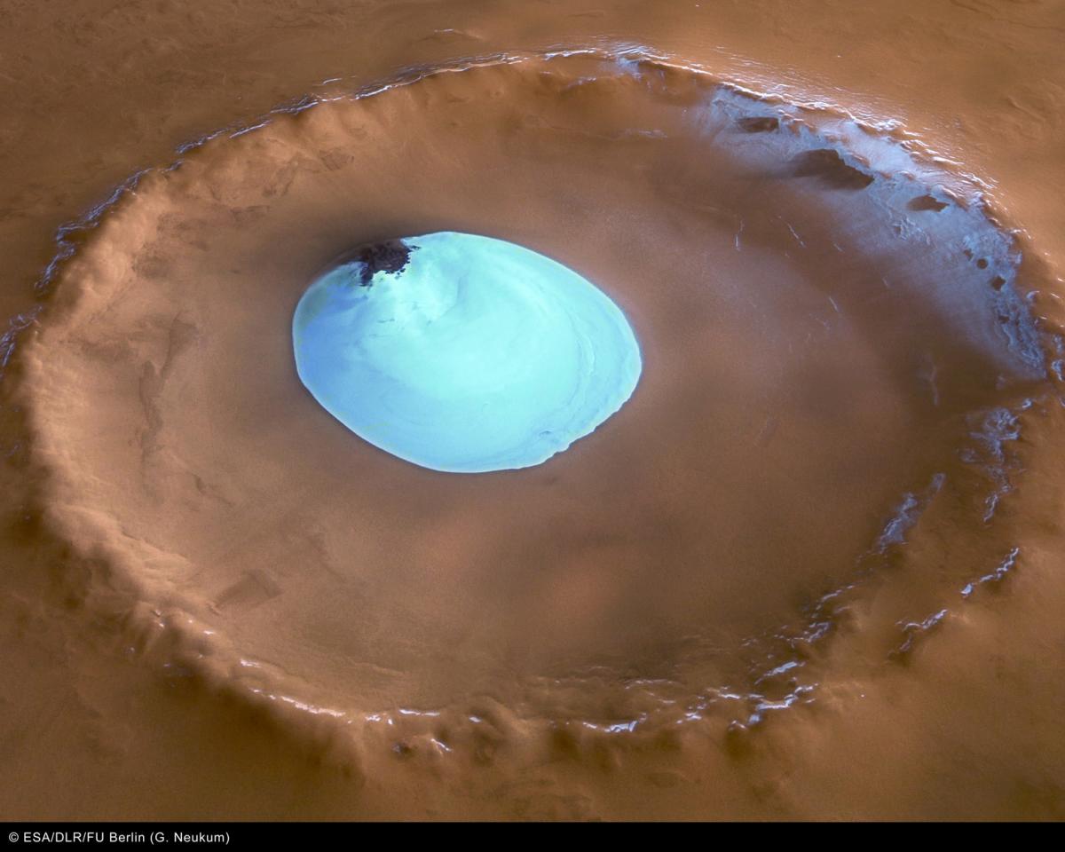 Mars - Ijs in krater in Vastitis Borealis klein