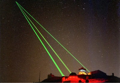 Starfire_Optical_Range_-_three_lasers_into_space1